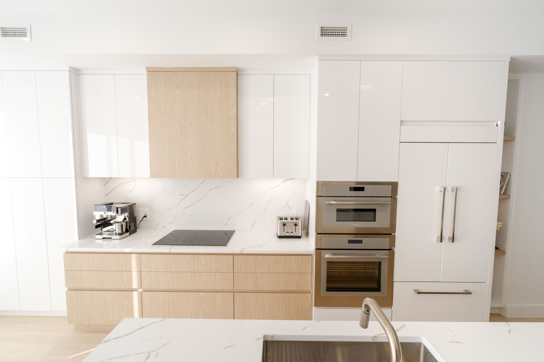 Interior de cocina moderna remodelada por Áurea Arquitectura en Santiago